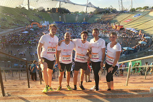 Das Team von RED Medical nach dem Zieleinlauf beim B2Run-Event im Münchner Olympiastadion.