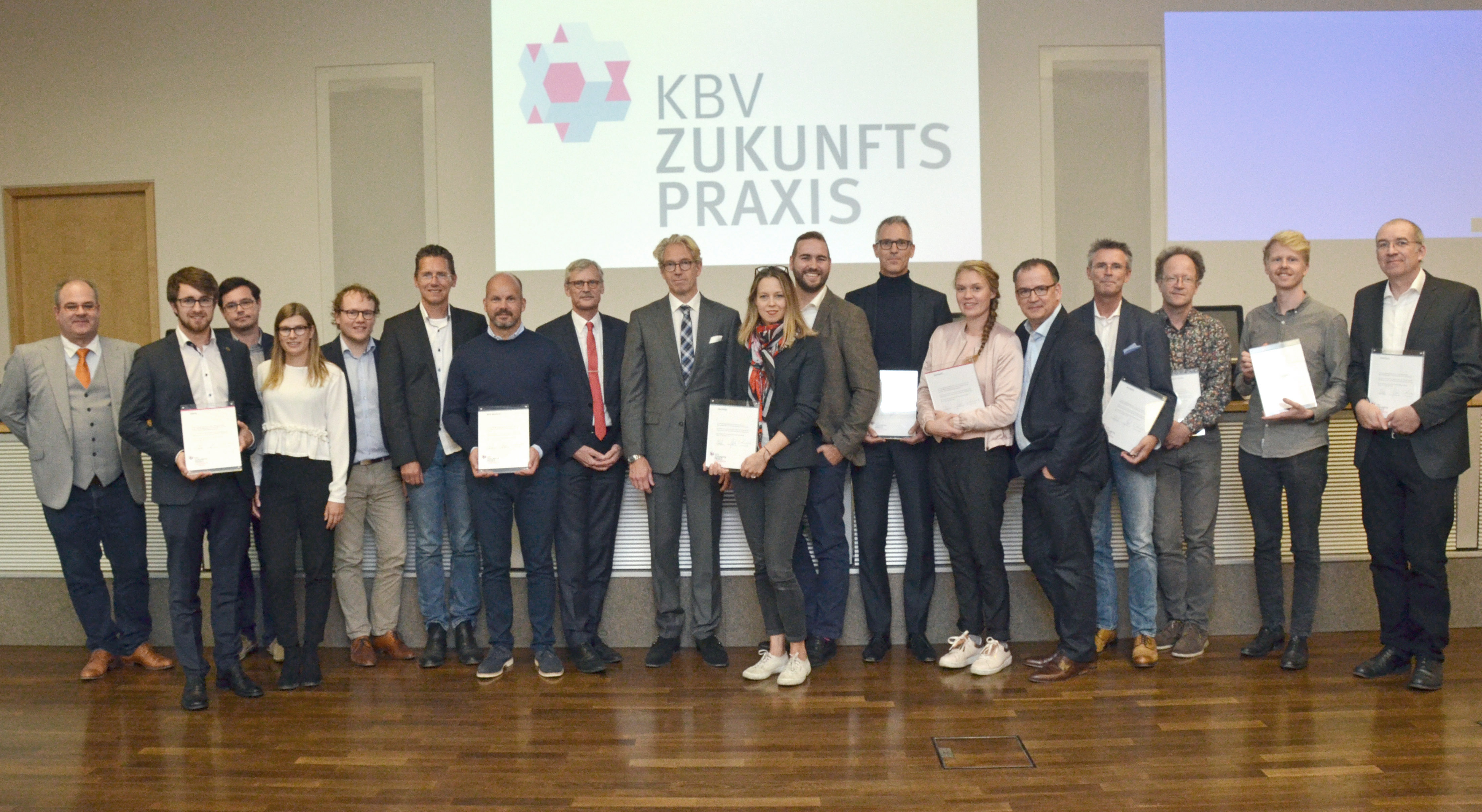 Siegerfoto mit Zertifizierung: RED konnte den Wettbewerb "KBV Zukunftspraxis" für sich entscheiden.