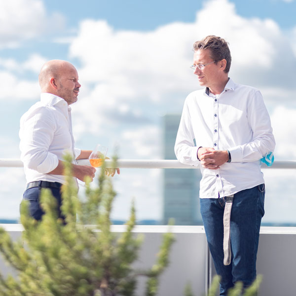 Die Geschäftsführer von RED: Jochen Brüggemann (links) und Alexander Wilms (rechts) beim RED-Sommerfest 2021 in München.