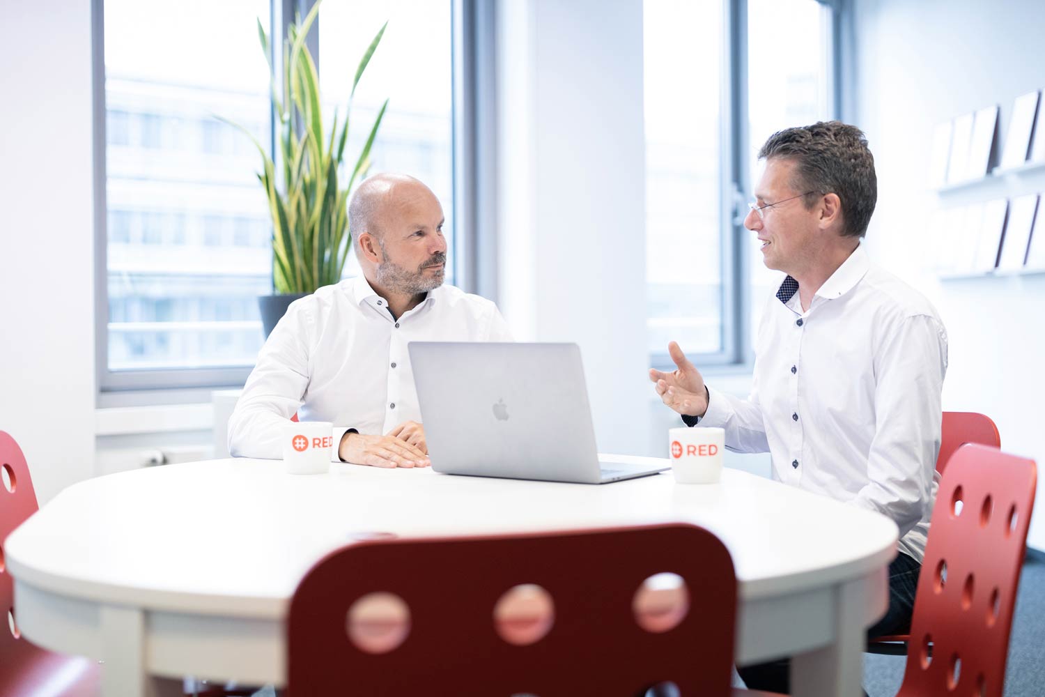 Die Geschäftsführer von RED in den Münchner Büroräumlichkeiten: Jochen Brüggemann (links) und Alexander Wilms (rechts)